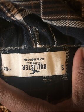 Hollister Black and Brown Plaid Button-Down Shirt